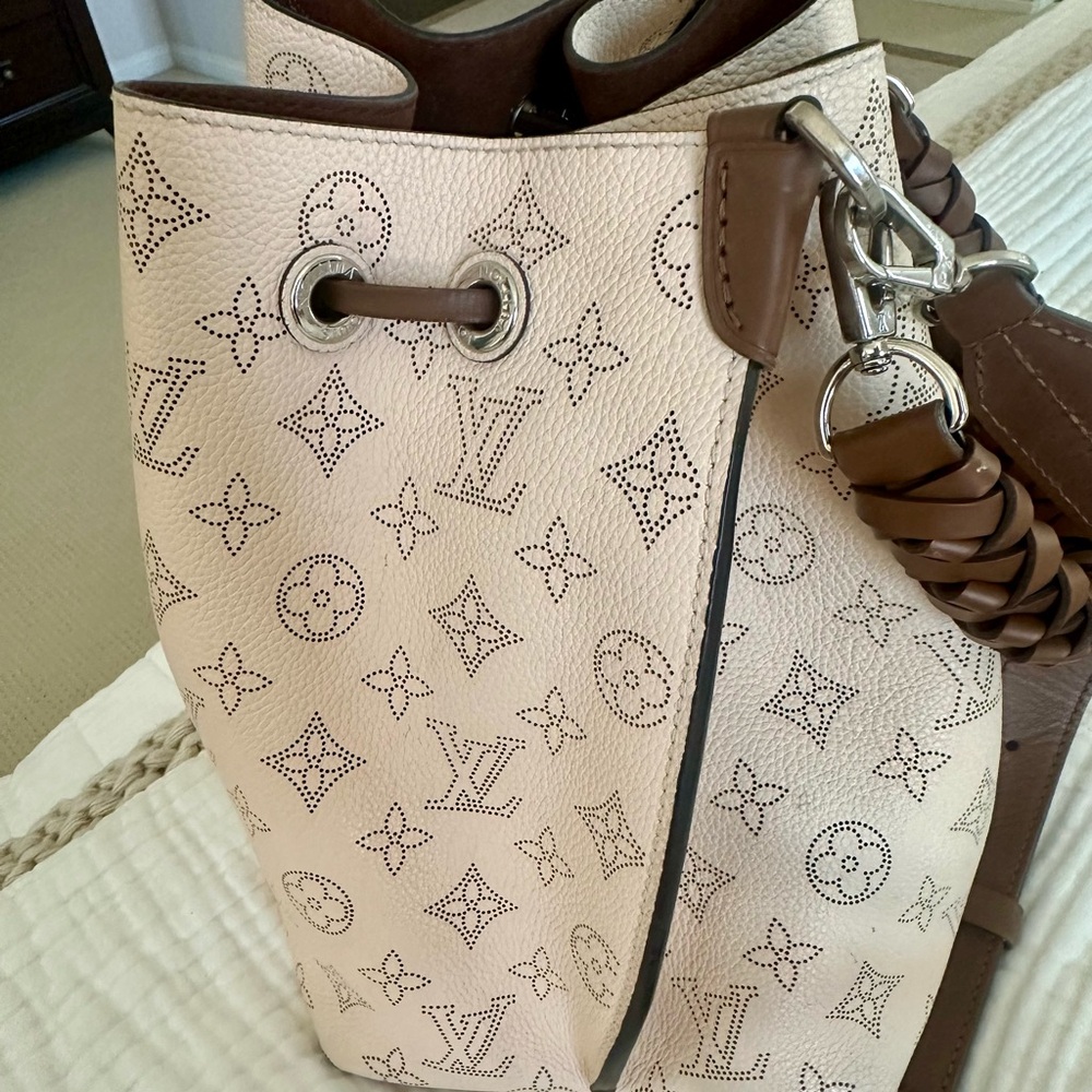 AUTHENTIC Louis Vuitton Muria Cream Women's Leather Bag on LV website for $5000 - Picture 4 of 12